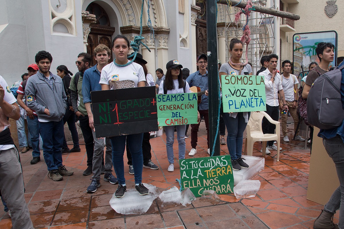 MARCHA POR EL CLIMA EN LA CIUDAD DE CUENCA